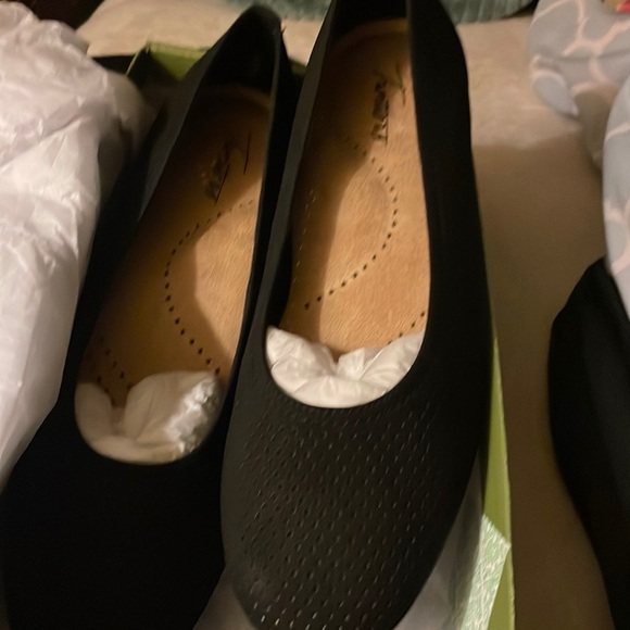 TROTTERS BLACK NUBUCK PERFORATED SiZE 9.5N